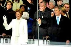 W e Laura Bush salutano con il simbolo di Satana