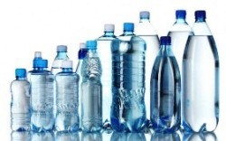 Acqua in bottiglie di plastica