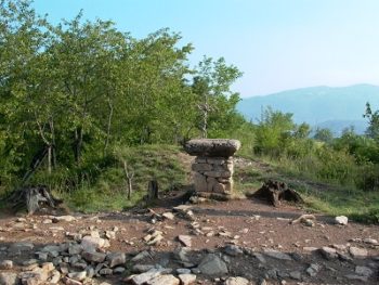 Piramidi di Montevecchia - Altare sopra piramide 