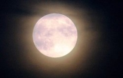 Oggetto triangolare sulla Luna